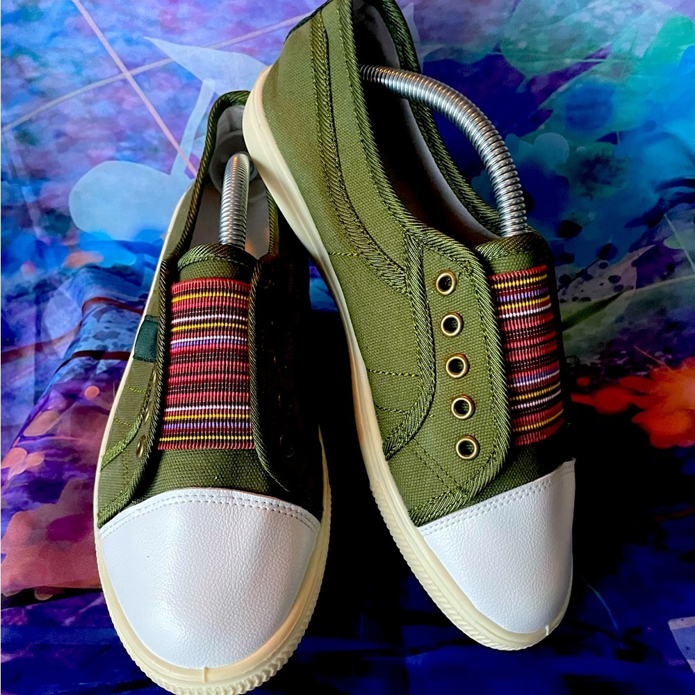 Army Green Tennis Shoes. No brand